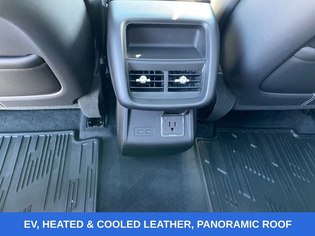 2024 Cadillac LYRIQ Luxury 2