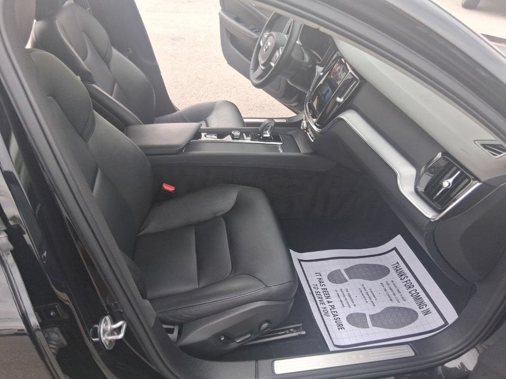 2024 Volvo S60 Core Dark Theme