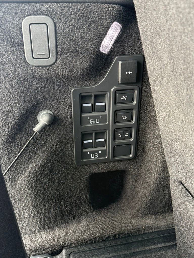 2023 Land Rover Discovery Metropolitan Edition